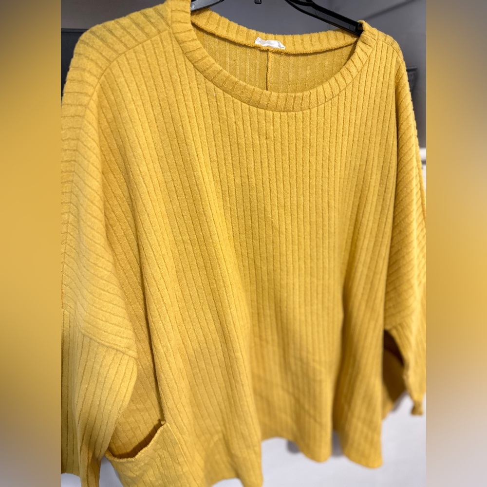 Yellow/Gold sweater 2XL gentle used great condition